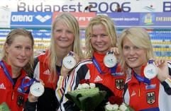 Die deutsche Schwimmerin (l-r) Annika Liebs, Petra Dahlmann, Britta Steffen und Daniela Götz zeigen am Montag (31.07.2006) bei der Schwimm-Europameisterschaft im ungarischen Budapest nach ihrem Staffel-Sieg über 4 x 100 m Freistil ihre Goldmedaillen. Sie stellten einen neuen Weltrekord mit 3:35,22 Minuten auf. (Foto: dpa)