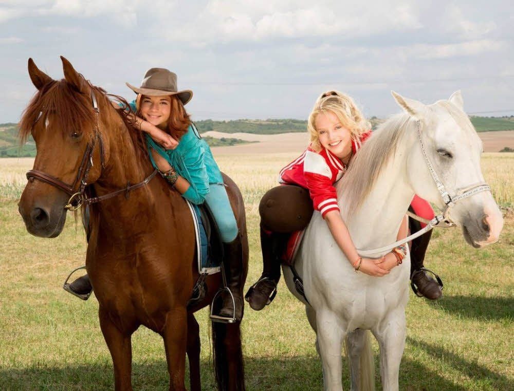 Die Schauspieler Lisa Marie Koroll als Tina (l.) und Lina Larissa Strahl als Bibi Blocksberg in einer Filmszene des Kinofilms „Bibi & Tina“