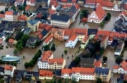 Hochwasser in der sächsischen Kleinstadt Grimma am 13. August 2002 (Archivfoto: dpa)
