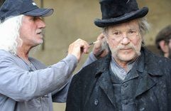 Ein Visagist (l.) überprüft am Drehort des Films «Mein Kampf» in der Innenstadt von Zittau vor einem Fototermin die Maske des Schauspielers Götz George, der in dem Film Schlomo Herzl spielt. (Foto: ddp)