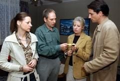 Martina Schiesser als Sigrid Meinfeld, Michael Lott als ihr Mann Bodo und Sabine Postel sowie Oliver Mommsen als Kommissare Inga Lürsen und Nils Stedefreund (von li. nach re.) bei Dreharbeiten zum Tatort «Abschaum». (Foto: dpa)
