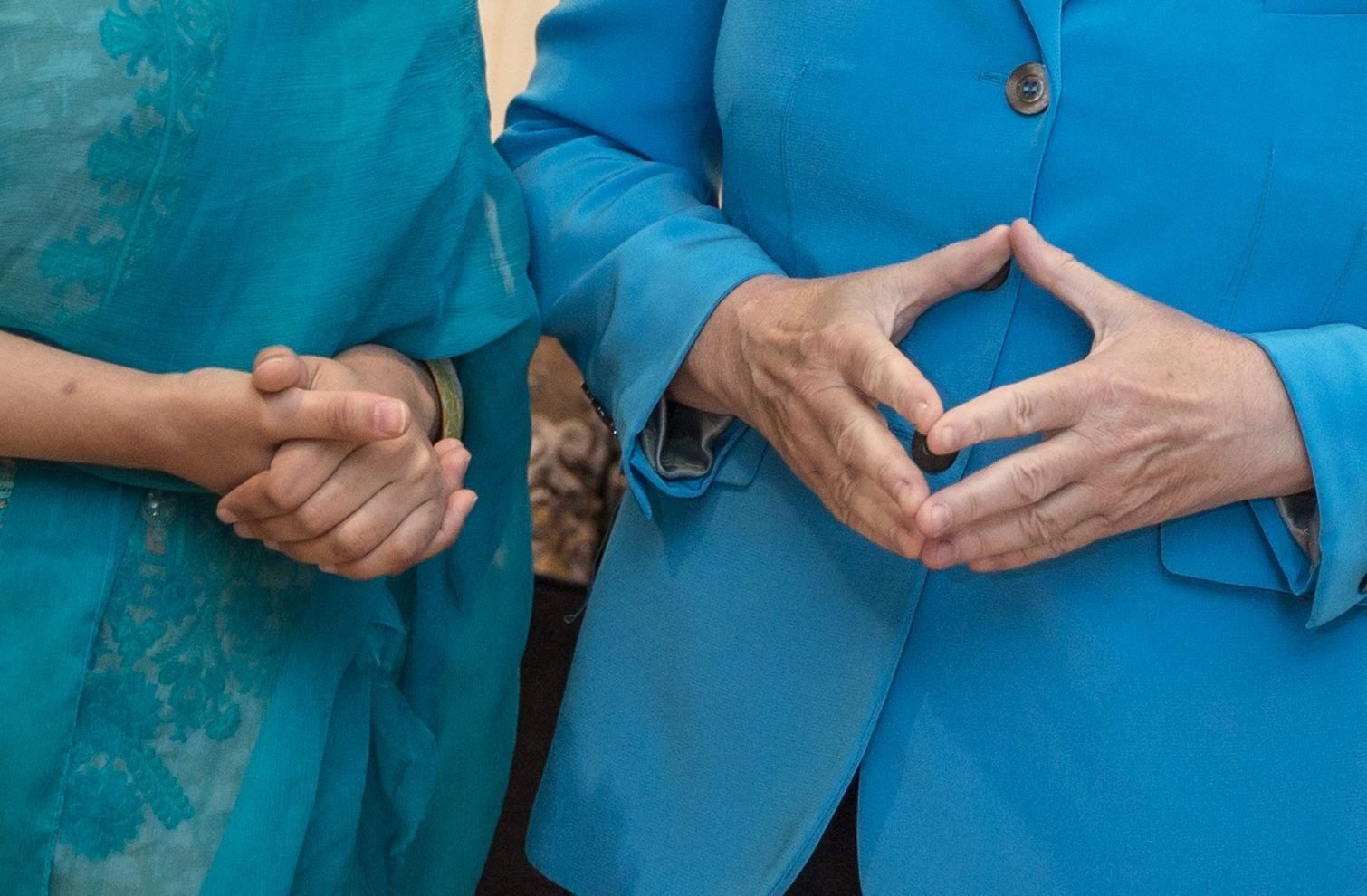 Malala Yousafzai (l.) und Angela Merkel (r.) mit ihren typischen Gesten.
