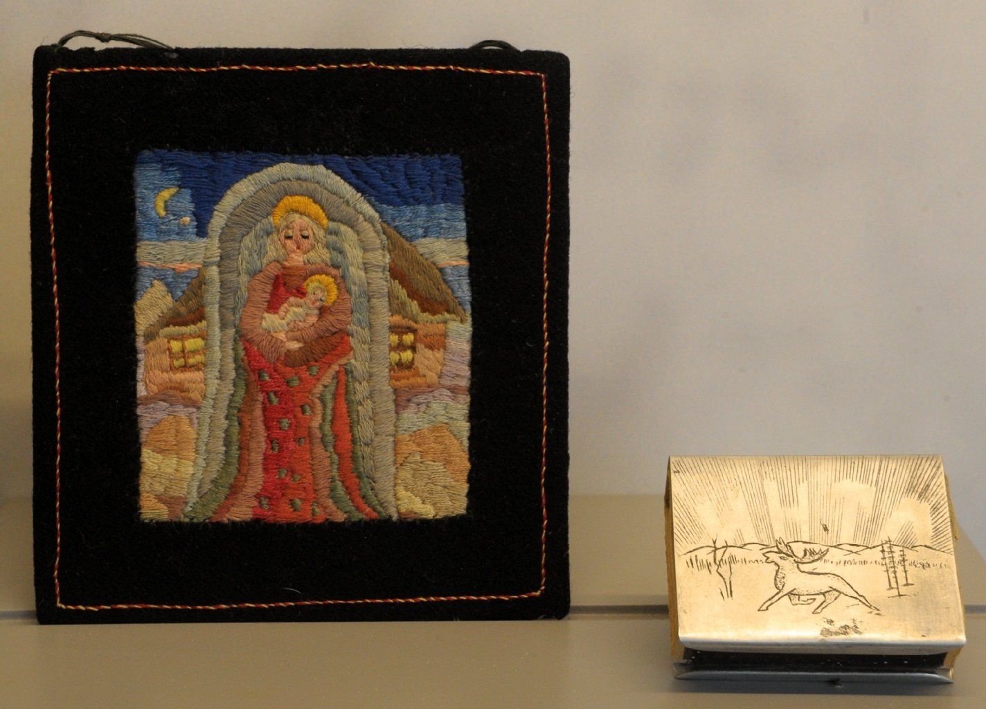 Ein originales selbst gefertigtes Heiligenbild (l) und eine selbst gefertigte Streichholzschachtel-Hülle (r) von sowjetischen Strafgefangenen und Insassen ist am 11.03.2014 in der Ausstellung "Gulag. Spuren und Zeugnisse" im Zeitgeschichtlichen Forum Leipzig in Leipzig (Sachen) ausgestellt.