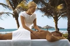 Medizinisches Wissen gefragt: Selbst bei Wohlfühlmassagen stoßen Masseure immer wieder auf Krankheiten. (Foto: dpa)