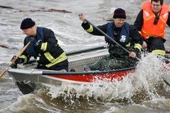 Feuerwehrmänner suchen mit einem Boot auf dem Elsterkanal in Leipzig nach einem vermissten Kind. (Foto: ddp)
