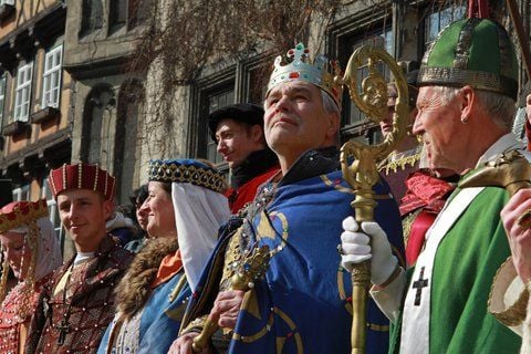 Am Ostersonntag stehen die Darsteller von König Heinrich und seine Nachfolger, die Ottonen sowie deren Gefolge auf dem Marktplatz in Quedlinburg (Landkreis Harz). (FOTO: DPA)