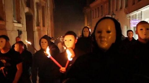 Neonazis marschieren maskiert durch Bautzen - Ausschnitt aus einem auf Youtube hochgeladenen Video.