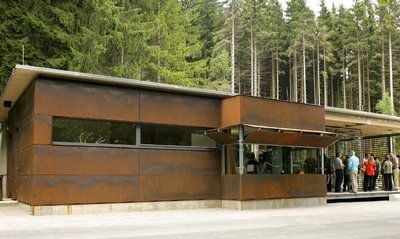 Blick auf das neue Nationalparkhaus in Schierke (Landkreis Harz), das nach einem Jahr Bauzeit direkt an der Brockenstraße eröffnet wurde. (FOTO: DPA)