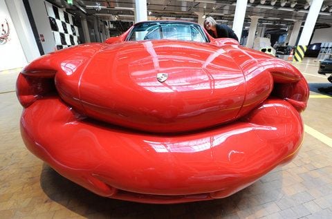 m Karlsruher Zentrum für Kunst und Medientechnologie (ZKM) wird die Installation «Fat Car Covertible» aus dem Jahr 2005 von dem Künstler Erwin Wurm gezeigt. (FOTO: DPA)