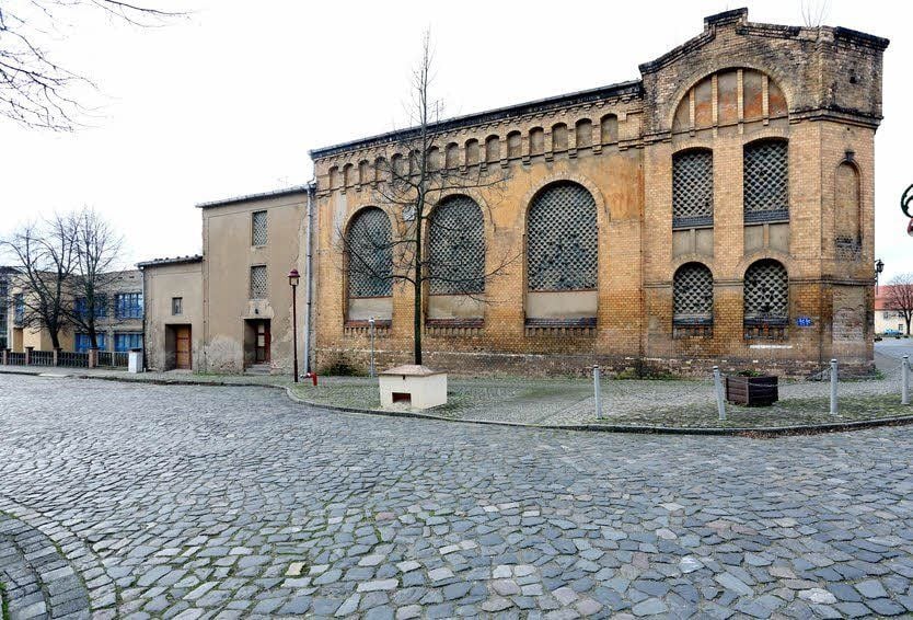 Das alte Kino an der Hallströmstraße in Nienburg soll zu einer Kindertagesstätte umgebaut werden. Das angrenzende Gebäude an der Burgstraße soll abgerissen werden. Hier sind noch Kinder der Happy Children gGmbH untergebracht.