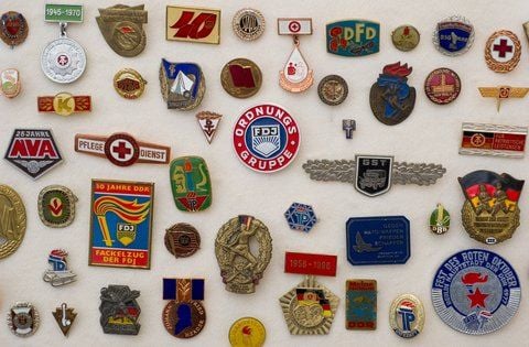 Anstecknadeln und Abzeichen aus DDR-Zeiten sind im Dokumentationszentrum Alltagskultur der DDR im brandenburgischen Eisenhüttenstadt (Oder-Spree) in der neuen Dauerausstellung zu sehen. (FOTO: DPA)