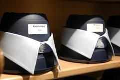 Beim Kent-Kragen liegen die Enden eng beieinander - das kann im Vergleich zum offeneren «Haifisch» schnell zugeknöpft wirken, sagen Experten. (Foto: dpa)