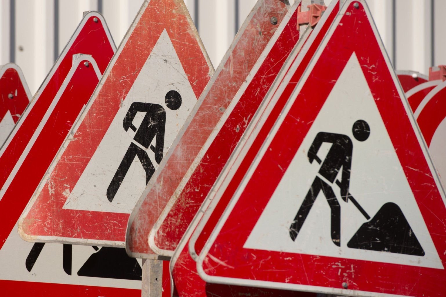 Verkehrsschilder stehen zur Absperrung an einer Baustelle bereit.