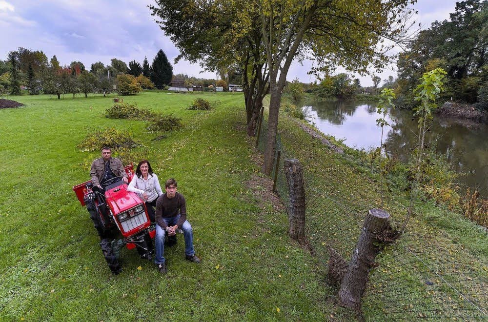 Olaf Necke, Partnerin Uta Stötzner und Sohn Jan wohnen direkt an der Straße, ihr Grundstück reicht bis an die Saale. Um vor Hochwasser geschützt zu sein, beteiligen sie sich finanziell am Bau einer Schutzanlage.