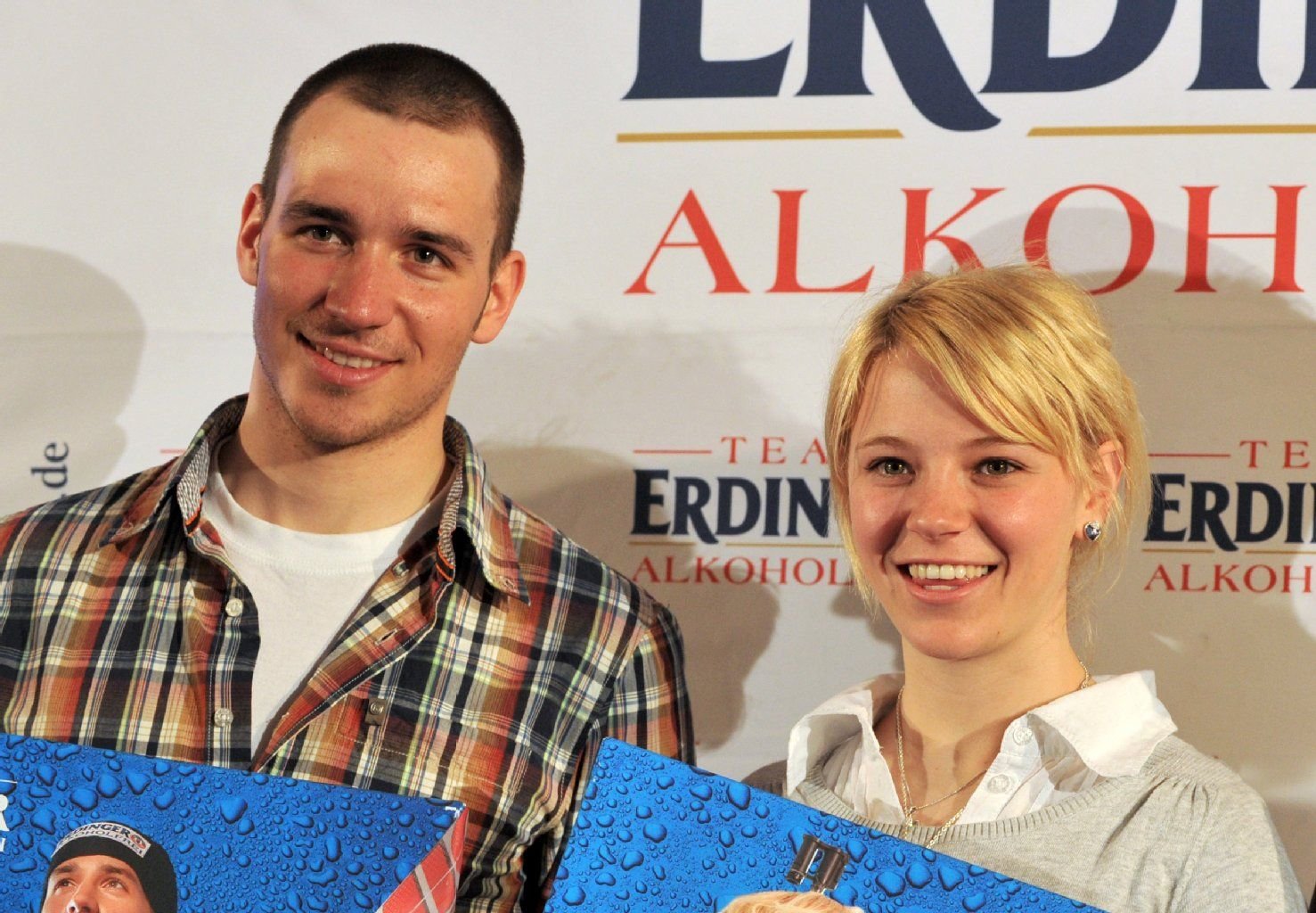 Skirennläufer Felix Neureuther (l) und die Biathleten Miriam Gössner posieren 2010.
