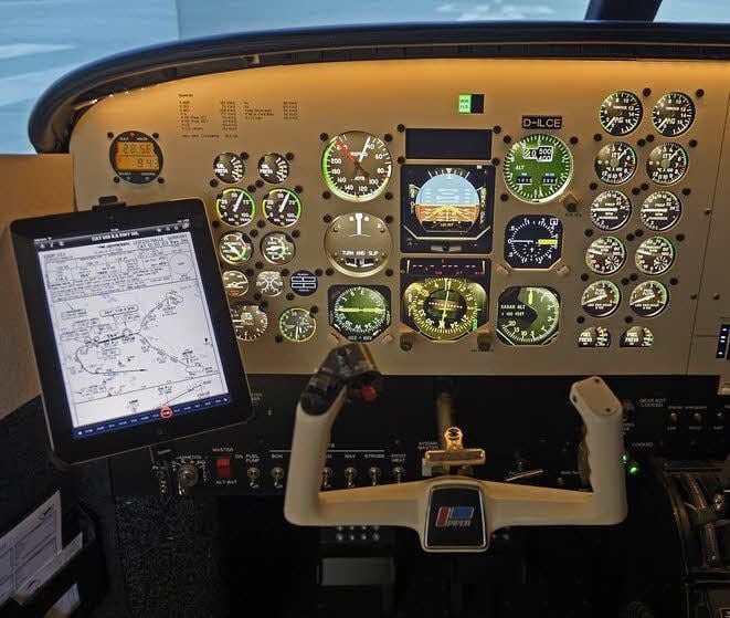 Anzeigen, Steuerknüppel, Knöpfe - ein Cockpit wie in der echten Piper Cheyenne