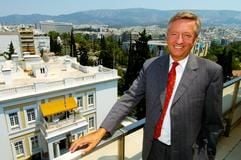 Der deutsche Botschafter in Griechenland, Albert Spiegel, posiert am Mittwoch (04.08.2004) auf dem Dach der deutschen Botschaft in Athen vor der Kulisse der Millionenmetropole. Spiegel hat sich mit zusätzlichem Personal mit seiner diplomatischen Vertretung auf den Besucheransturm aus Deutschland vorbereitet. Am 13. August beginnen hier mit der Eröffnungszeremonie die Olympischen Spiele 2004. (Foto: dpa)