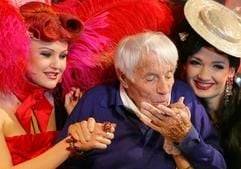 Der Schauspieler und Sänger Johannes Heesters küsst gut gelaunt am Dienstag (17.10.2006) im Berliner Friedrichstadtpalast die Hände von zwei kostümierten Tänzerinnen der Revue Casanova. (Foto: dpa)