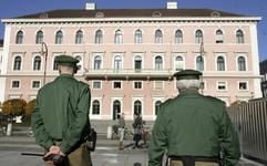Zwei Polizeibeamte stehen vor der Siemens-Firmenzentrale in der Münchner Innenstadt (Oberbayern). In der Siemens-Schmiergeldaffäre ist Zentralvorstand Johannes Feldmayer verhaftet worden. (Foto: dpa)