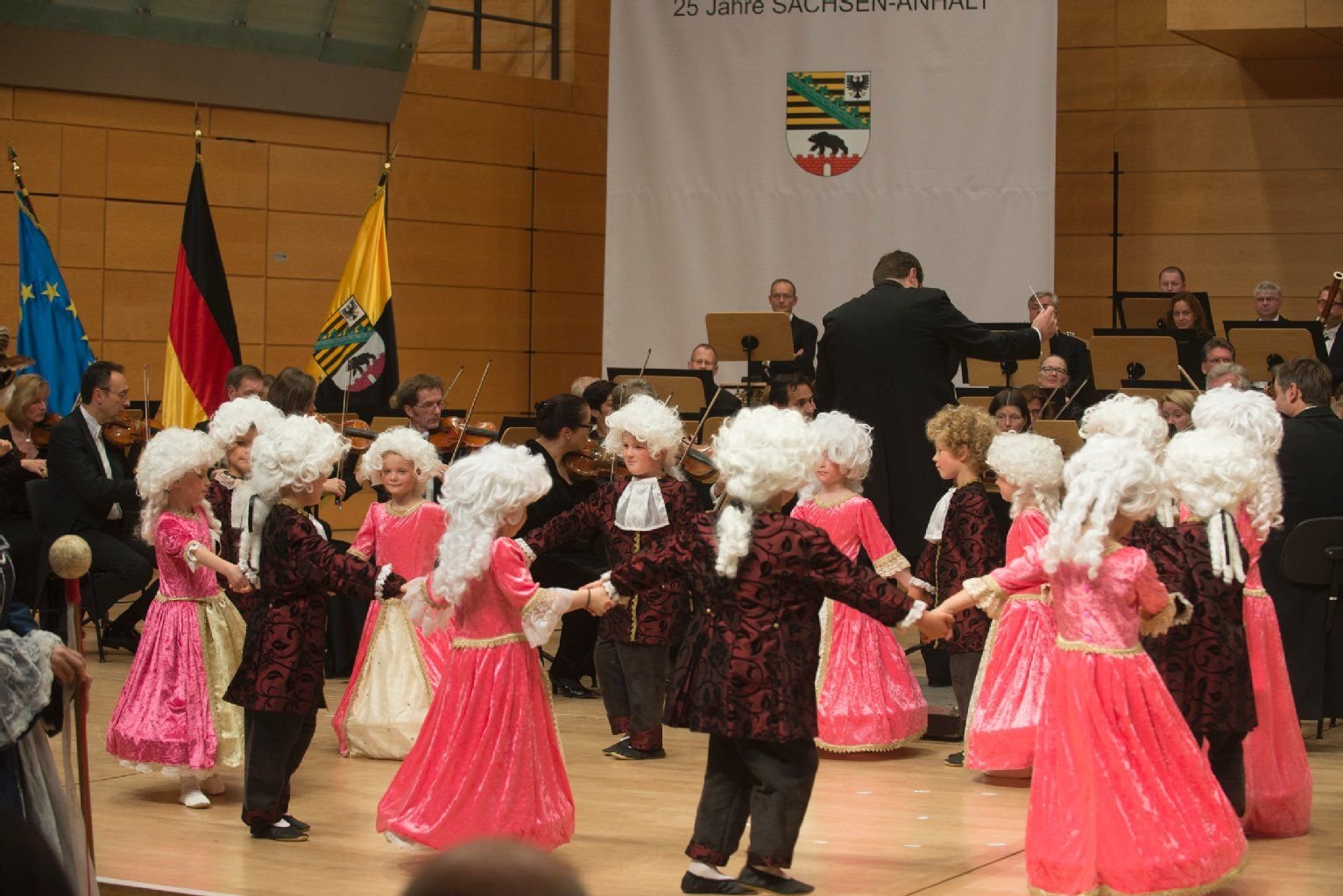 Festveranstaltung zum 25. Jahrestag Sachsen-Anhalts in Halle: Kindergartenkinder tanzen zu Händels Wassermusik in barocken Kostümen.