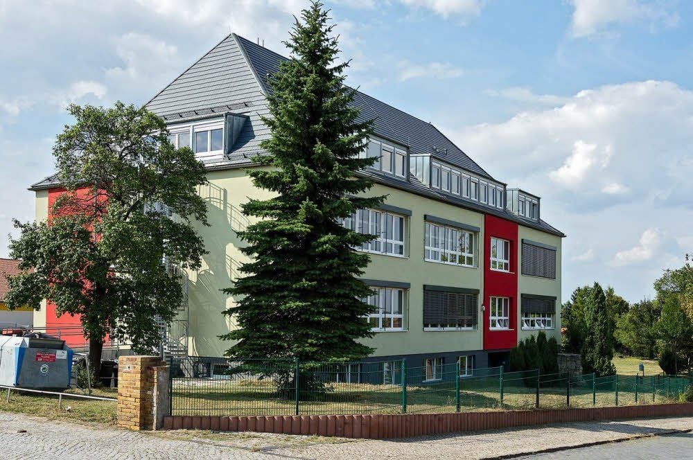Das Gebäude des Freien Gymnasiums Geiseltal ist ausgelastet. Deshalb ist ab dem Schuljahr 2014 rechts daneben ein Containeranbau geplant.