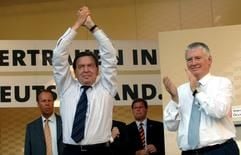 Jüngste Umfragen sehen die SPD zwar nur zwischen 29 und 32 Prozent, doch das tut der Stimmung von Gerhard Schröder (l.) offenbar keinen Abbruch: Wahltermin mit Otto Schily am 5. September 2005) in Rosenheim (Bayern). (Foto: dpa)