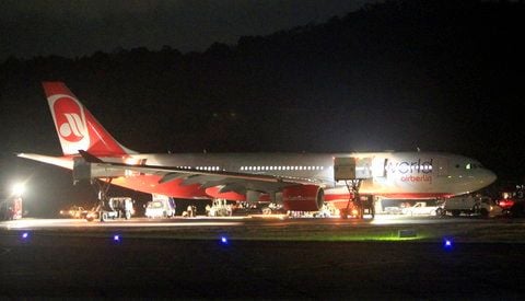 Notgelandeter Air Berlin Airbus auf dem Flughafen von Phuket (FOTO: DPA)