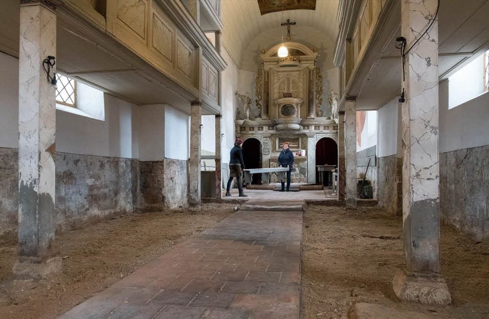 Aktueller Blick in die Kirche Lunstädt ohne Dielung und ohne Bänke. Bis zum Gottesdienst Karfreitag soll aber alles wieder in Ordnung sein.