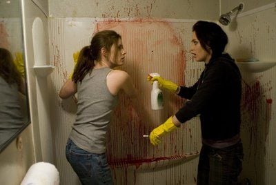 In einer Szene der schwarzen Komödie «Sunshine Cleaning» reinigen Rose Lorkowski (Amy Adams, li.) und Norah Lorkowski (Emily Blunt, re.) einen blutverschmierten Tatort. (FOTO: DPA)