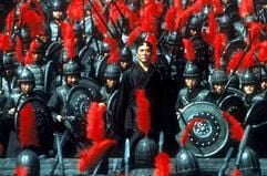 Das Szenenfoto aus dem neuen Kinofilm "Hero" zeigt den Schwertkämpfer Nameless (Jet Li) umgeben von einem bewaffneten Heer. Im China vor mehr als 2000 Jahren will König Qui Kaiser werden. Nameless behauptet die drei gefährlichsten Widersacher des Königs getötet zu haben. Drei Versionen dieser Geschichte von Kampf und Ruhm werden erzählt und damit ein optisches Feuerwerk aus Farben, Kampfszenen, Visual Effects und prächtigen Kostümen entworfen. Starttermin des aufwendig produzierten Action-Streifens von Regisseur Zhang Yimou ist der 05.06.2003. (Foto: dpa)