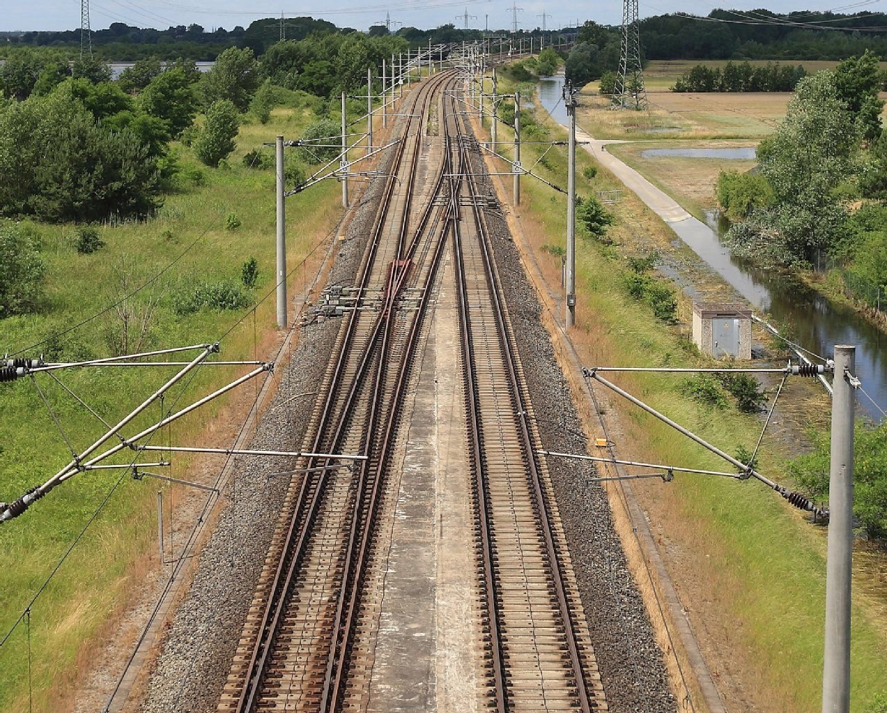 Die Eisenbahngleise der ICE-Strecke der Deutschen Bahn zwischen Hämerten und Schönhausen (Sachsen-Anhalt)