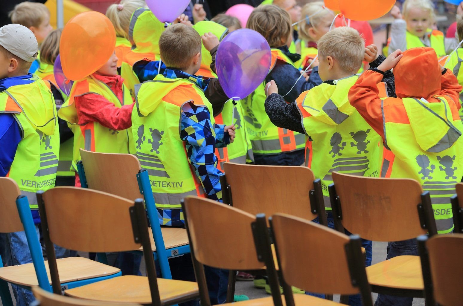 Erstklässler der Grundschule "Am Elbdamm" in Magdeburg tragen Sicherheitswesten mit der Aufschrift "Verkehrsdetektiv".