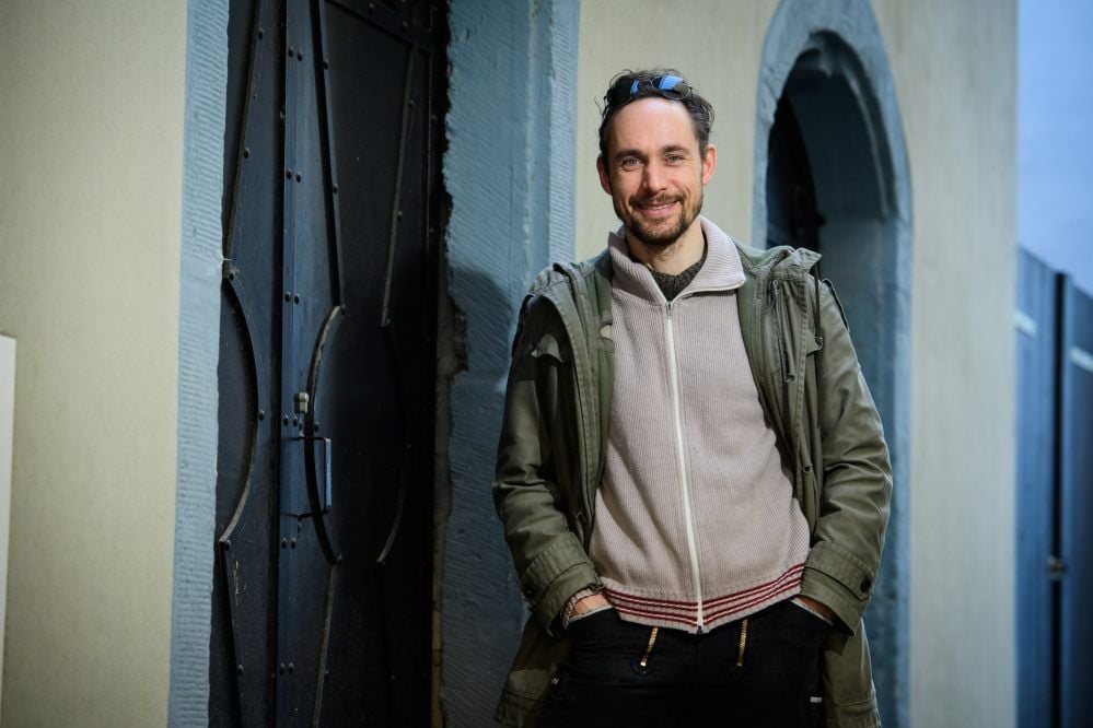 Auch wenn er gern mal eine Zimmermannshose trägt, ist Jörg Vogel nicht, wie es sich die Eltern gewünscht hatten, Tischler geworden. Vielmehr steht er als Schauspieler auf der Bühne - seit Sommer auf der des Theaters Naumburg.