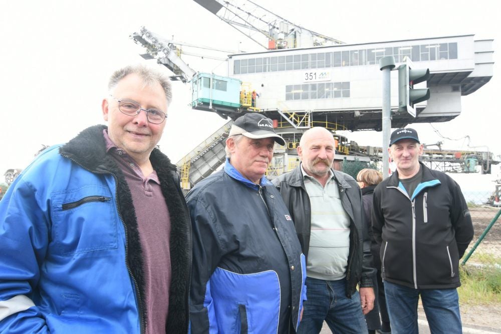 Wiedersehen am Bagger: Udo Sander, Lutz Prüfer, Hubert Pfeifer und Norbert Arberg (v.l.) lassen sich das Spektakel nicht entgehen.