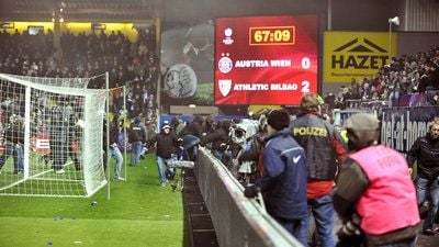 Die Polizei musste in Wien massive Präsenz auf dem Spielfeld zeigen, um randalierende Fans zurückzudrängen. (FOTO: DPA)