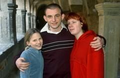 Das Archivbild zeigt den Schauspieler Dominique Horwitz als Internatsbetreuer Karl mit den beiden Hauptdarstellerinnen Ricarda Ramünke (12 Jahre alt, l.) als Marie und Maria Rother (15) als Inga in einem altehrwürdigen Säulengang des Gymnasiums Schulpforta (Sachsen-Anhalt). (Foto: dpa)