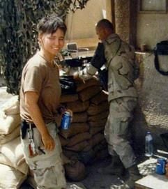 US-Soldatin Lynndie England, aufgenommen in Hilla im Irak (Archivfoto vom 7. Mai 2004). Die US-Soldatin muss sich wegen der Misshandlungen im irakischen Gefängnis Abu Ghoreib verantworten. (Foto: dpa)