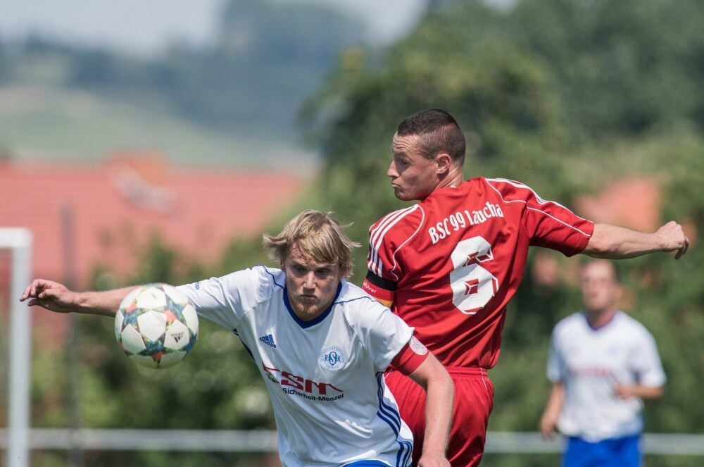 Wenn Freyburg auf Laucha trifft - wie hier einst die Kapitäne Weise (l.) auf Bothe -, ist normalerweise fußballerische Leidenschaft angesagt. Doch der Corona-Virus führte nun am gestrigen Donnerstag zur Absage auch dieser Partie.