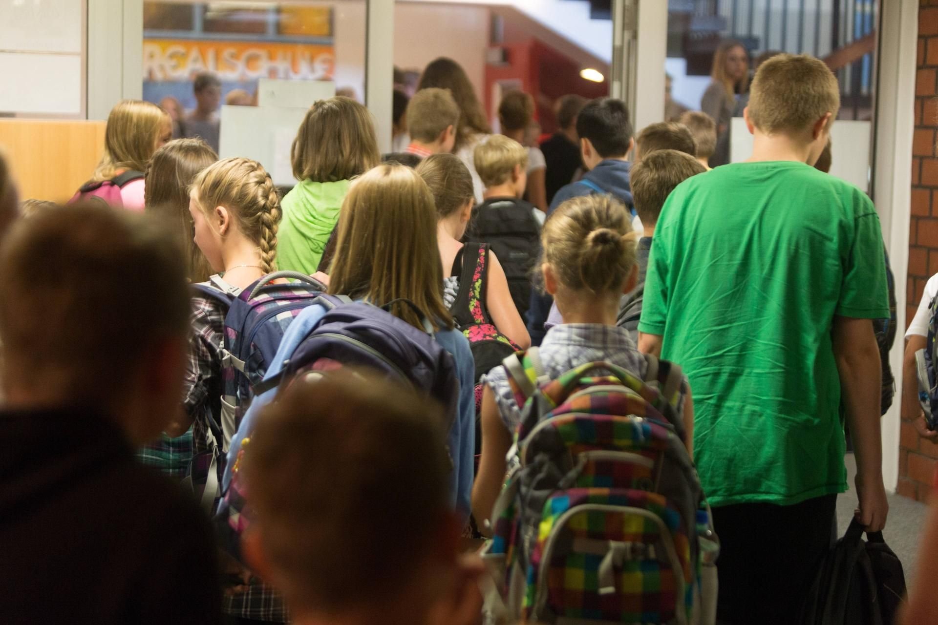 Schüler auf dem Weg in ihre Klassenräume.