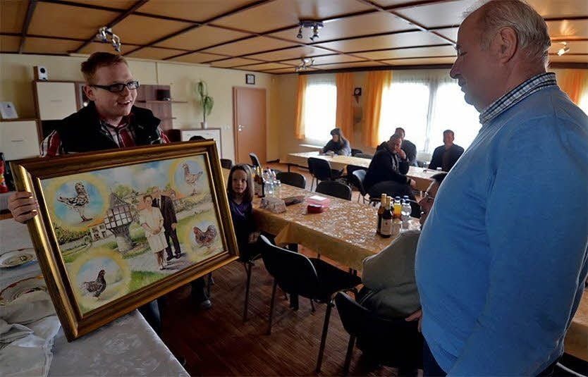 Vereinschef Martin Wieser überreicht Clemens Meyer das Bild.
