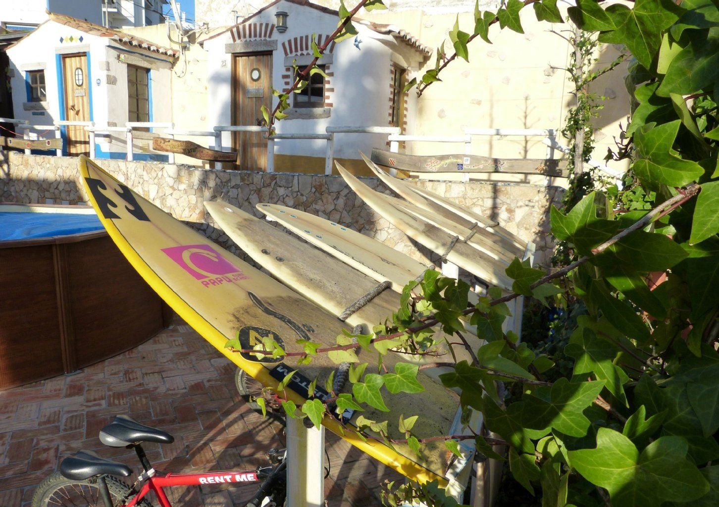 Heute geht nichts mehr ohne Surfen: Die Bretter dominieren das Ortsbild.
