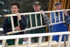Die Leitermacher Matthias Triemer, Karl- Friedrich Triemer und Helmut Triemer (v.l.) tragen eine Sprossenleiter aus Holz am Mittwoch (11.02.04) hinter ihrer Werkstatt in Bad Klosterlausnitz (Saale-Holzlandkreis). Seit 1925 werden in seiner kleinen Handwerksfirma 25 verschiedene Modelle von Sprossenleitern und Treppenleitern aus Holz nach alter Tradition hergestellt. Darunter befinden sich auch Modelle fuer Maler und Fenterreiniger, die mit einem speziellen Sprossenabstand das lange Stehen darauf erleichtern. Ueber Haendler werden die Leitern in ganz Deutschland angeboten. (Foto: ddp)