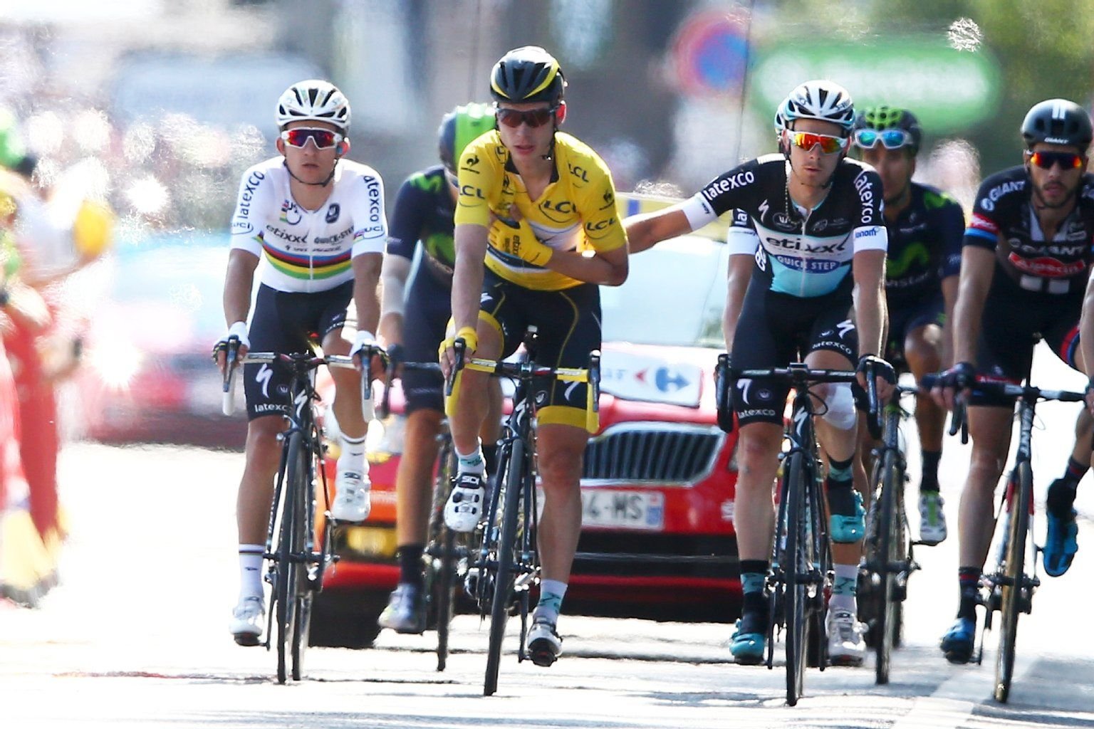 Begleitet von Teamkollegen rollt Tony Martin ins Ziel.
