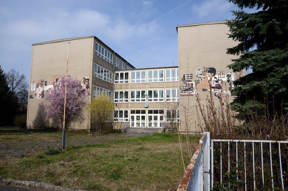 Die ehemalige Theißener Sekundarschule steht seit Jahren leer. Das Gelände soll verkauft werden.