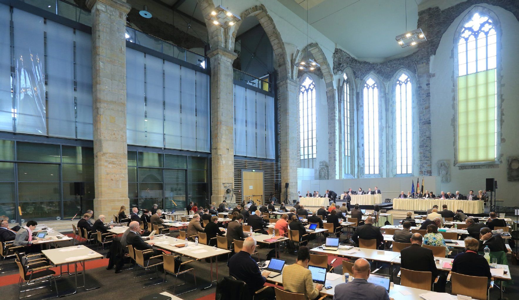 Die Abgeordneten des Landtages von Sachsen-Anhalt debattieren am 28.03.2014 während ihrer Sitzung in der Johanniskirche in Magdeburg (Sachsen-Anhalt).