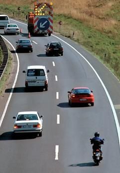 Rücksichtnahme vorgeschrieben: Verengt sich vor einer Baustelle die Fahrspur, muss nach dem Reißverschlussverfahren eingefädelt werden. (Foto: dpa)