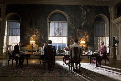 «Wiedersehen mit Brideshead» mit Bridey Flyte (Ed Stoppard), Julia Flyte (Haley Atwell), Cordelia Flyte (Felicity Jones) und Lady Marchmain (Emma Thompson, v.l.), Rückenansicht: Charles Ryder (Matthew Goode) und Sebastian Flyte (Ben Whishaw) nach dem berühmten Roman von Evelyn Waugh um die Geschichte vom Niedergang einer englischen Adelsfamilie, glanzvoll und üppig in Szene gesetzt. (FOTO: DPA)