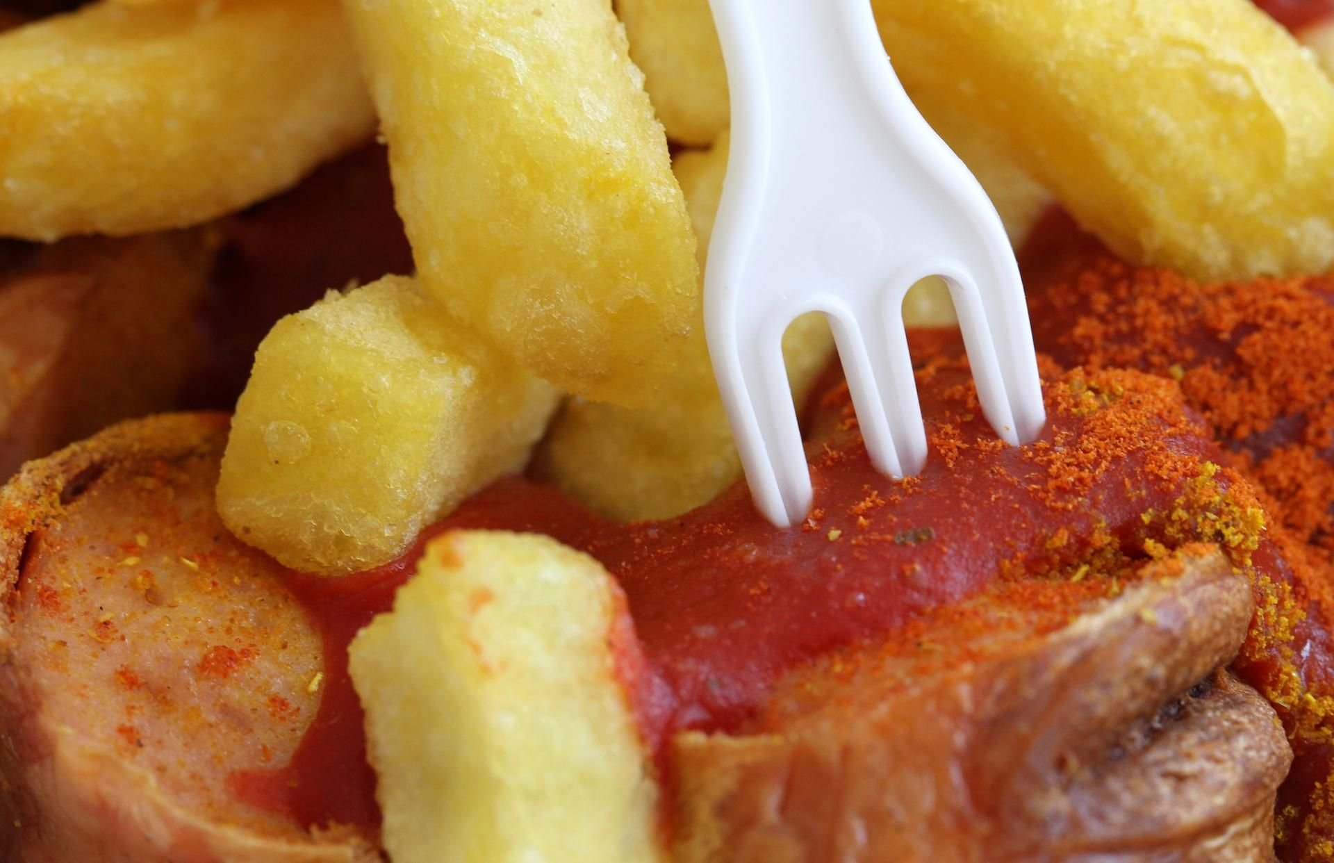 Currywurst und Pommes (Symbolbild)