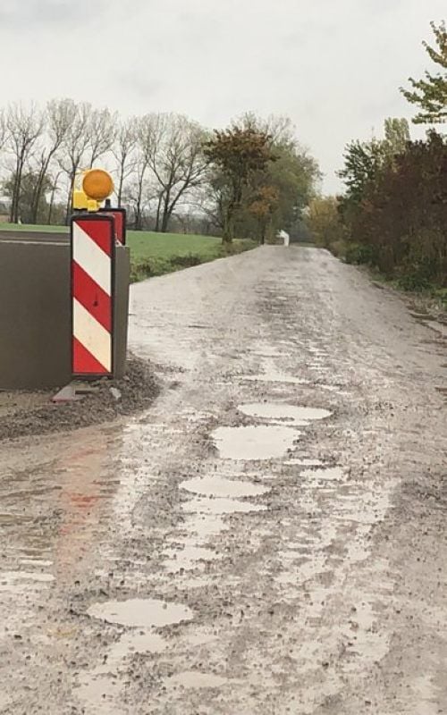 Schlaglöcher auf der Umleitungsstrecke bei Oberschmon