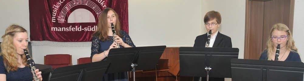 Die Stücke noch einmal anspielen und dann geht es in den Konzertsaal: Sophie Weißenborn, Paula Neuner, Ludger Halpick und Johanna Rittweger (von links).